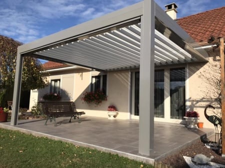 pergola-bioclimatique-gris-clair-lames-blanches.jpg